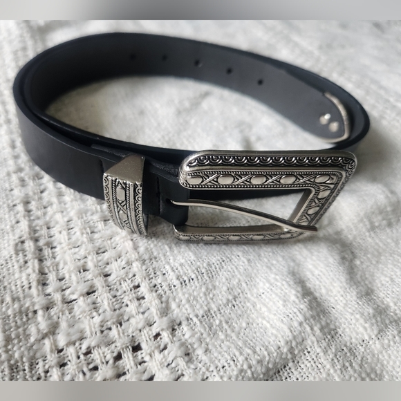 Accessories - Womens silver belt buckle with engraved details S/M